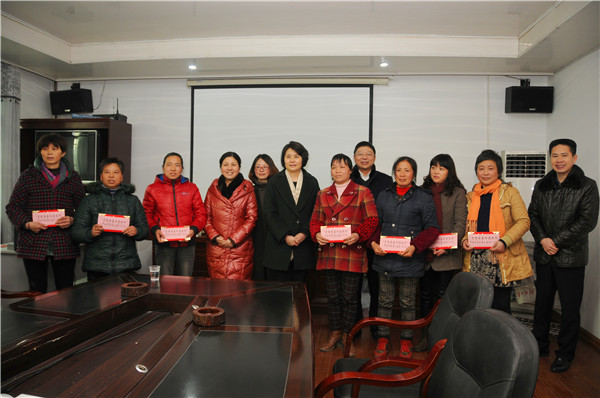 4杜主席一行为衡山县7名贫困母亲“两癌”患者每人送上1万元的救助金.jpg