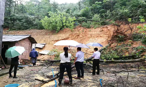 石湾纪委书记穿雨鞋.jpg