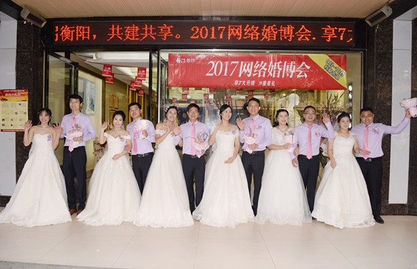 新郎向新娘求婚成功并与观众挥手致意_副本.jpg