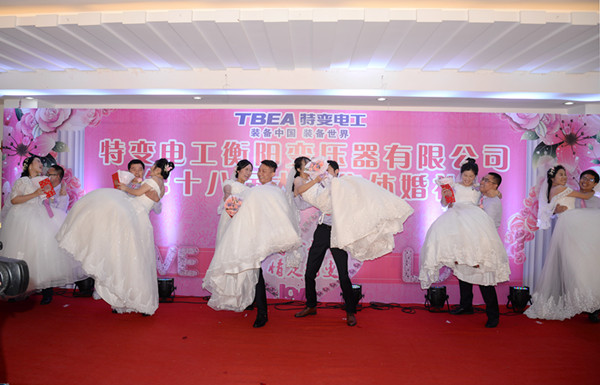 婚礼现场游戏比谁抱自己的新娘时间最久_副本.jpg