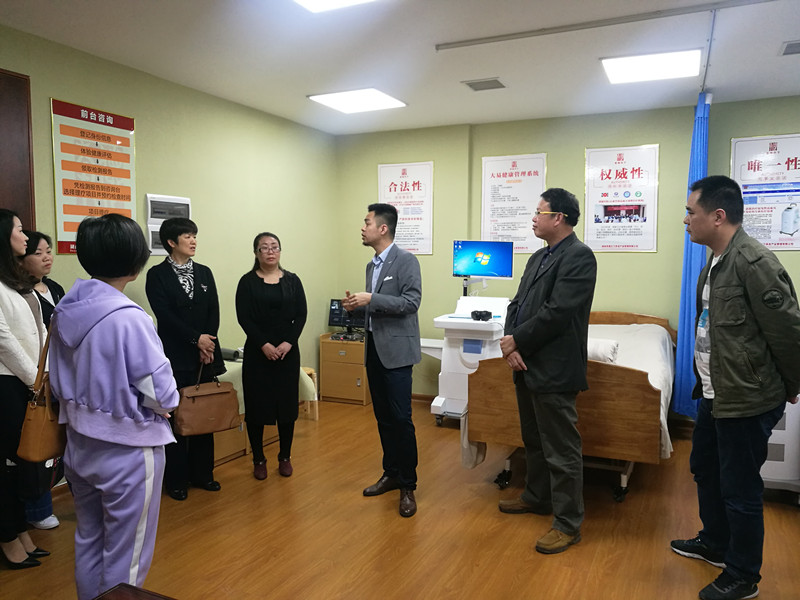  在孝德天下社区服务中心现场调研，负责人徐一哲向调研组介绍情况.jpg