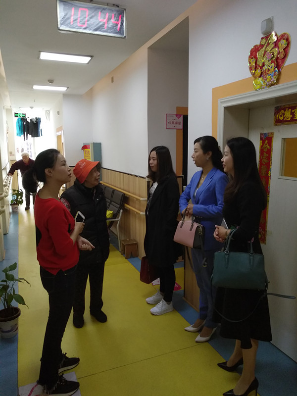 在雁峰区纺织新村社区和岳屏社区调研现场图为政协届别女委员与社区老人面对面询问了解情况.jpg