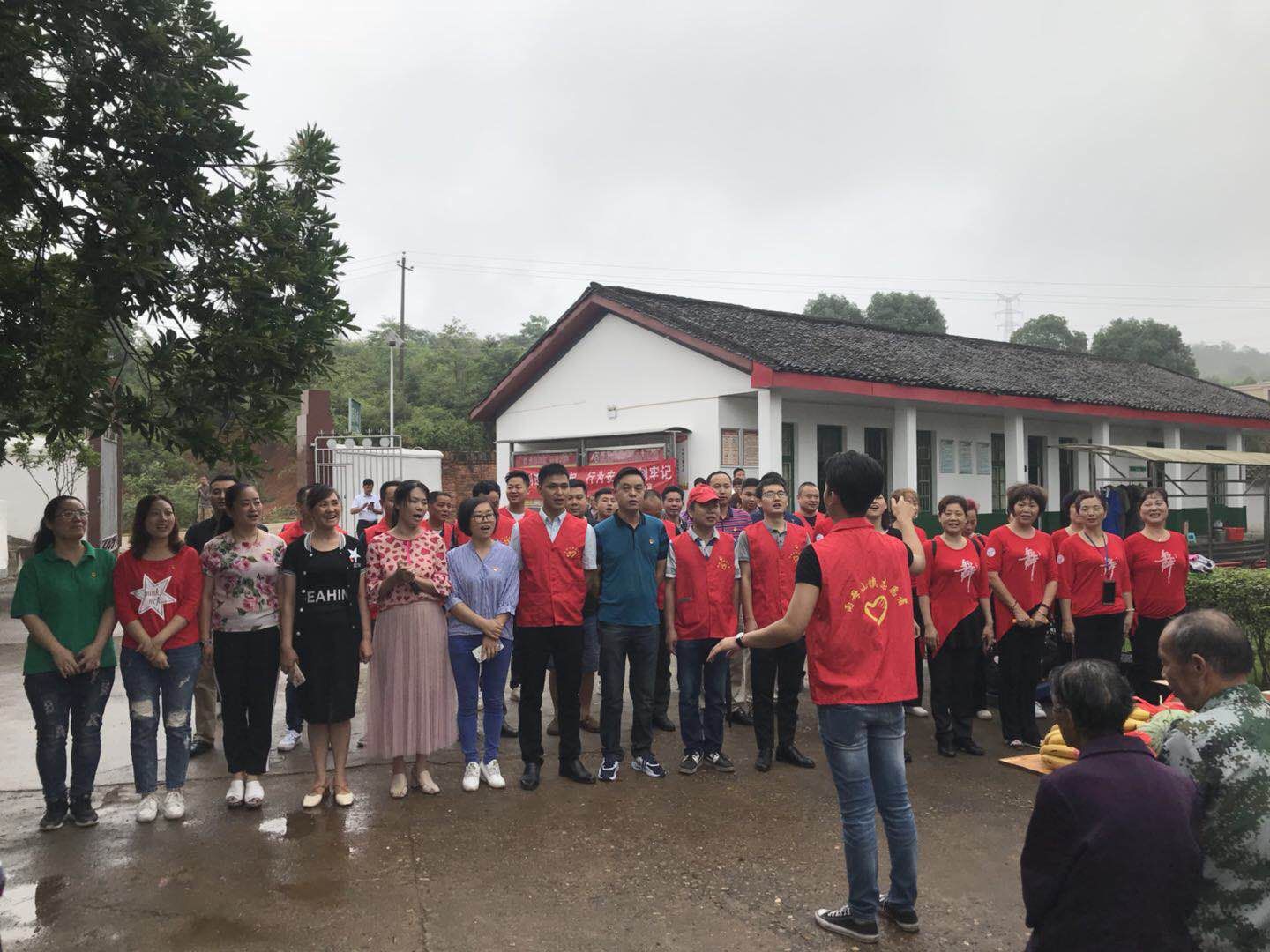 镇机关党员和志愿者合唱《团结就是力量》等革命歌曲。.jpg