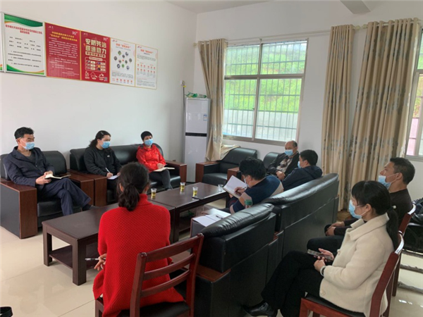 图片1周红玲主席听取大兴龙村脱贫攻坚工作情况汇报.png