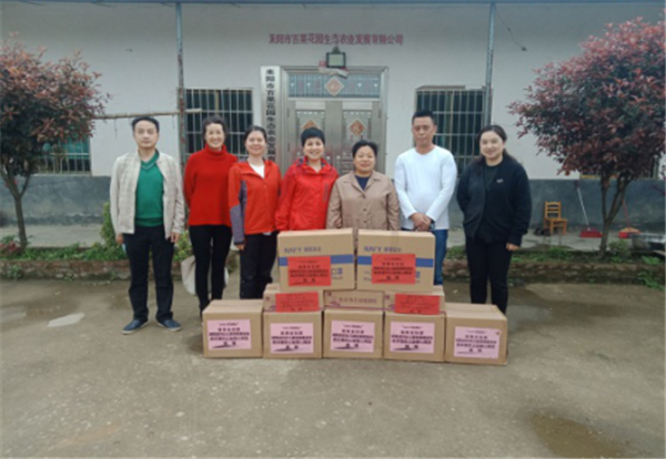 图片5市妇联向耒阳市百果花园生态农业发展有限公司捐赠防疫物资.png