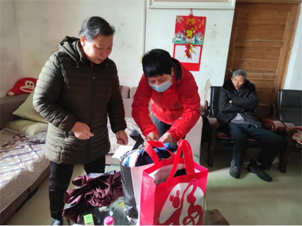 1周红玲主席为结对帮扶贫困户带去衣物.png