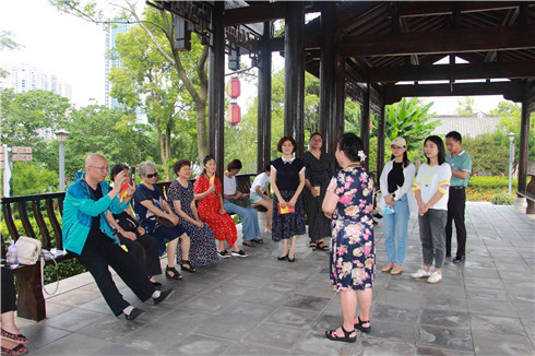 聆听老党员代表发言.jpg