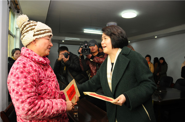 5杜主席一行慰问了离任困难村妇代会主任唐东阳.jpg
