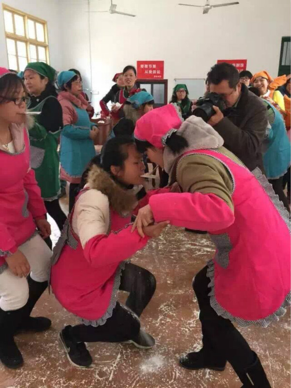 县委、人大、政协、纪委机关妇委会包饺子、传情意现场.jpg
