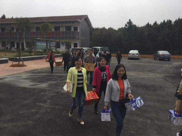 民政局慰问敬老院老人.JPG