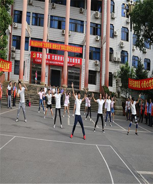 动感的舞蹈，一张张年轻的脸，充满着青春的活力.jpg