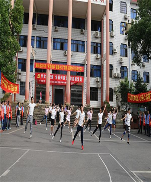 伴随着音乐的节奏，动感的舞姿吸引着人们的眼球.jpg