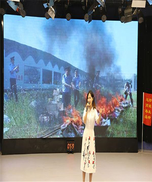 来自长江镇政府的选手唐惠君结合本地区开展的禁毒活动作为演讲素材，告诉人们禁毒就在我们身边.jpg