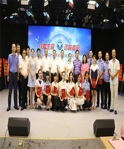 演讲比赛结束后，领导、评委、选手们合影留念.jpg