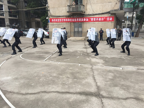 特警表演_副本.jpg