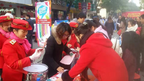 巾帼志愿者为妇女群众提供用工信息_副本.jpg