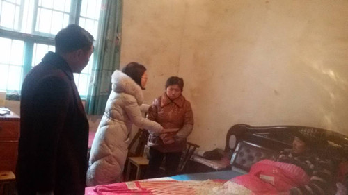 县妇联班子成员春节慰问妇女群众_副本.jpg