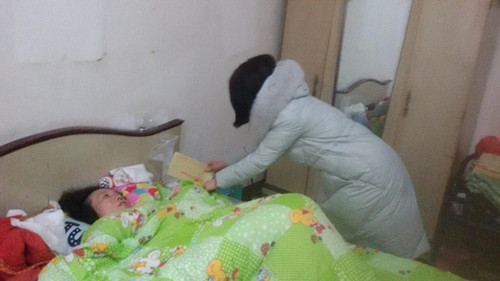 县妇联主席鼓励患病妇女树立信心战胜病魔_副本.jpg