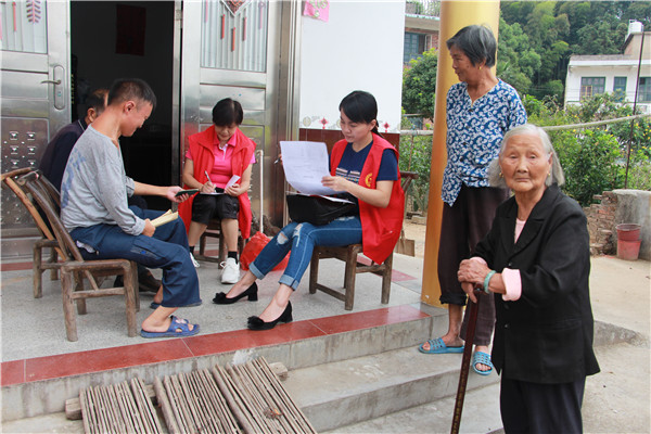 3 市妇联扶贫队员在为新增贫困户建档立卡.jpg