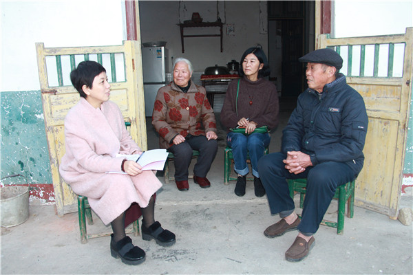 4 周红玲看望谭勇盛家庭.jpg