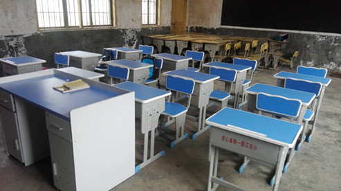 学生课桌椅、教师讲台_副本.jpg