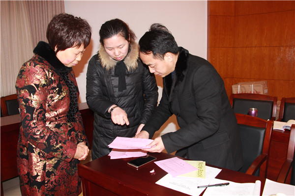 4在机关党总支换届会上，监票人监票，计票人认真统计票数.jpg