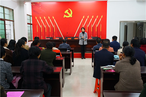 1市妇联党组成员、副主席资艳现场宣讲十九大精神 .jpg