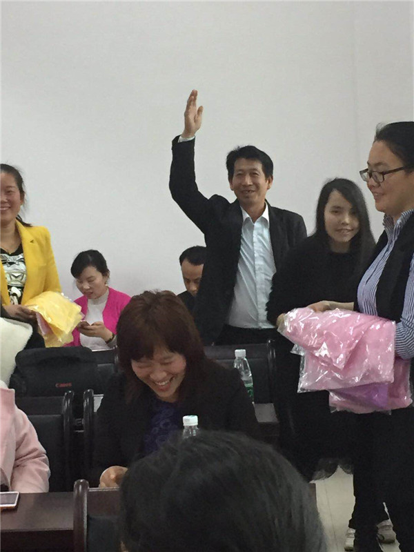 4村里的男同胞抢答起来毫不逊色.jpg