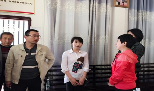 周红玲主席与大浦镇党委书记、青鸦村妇联主席亲切交流_副本.jpg