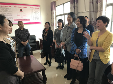 周红玲主席与新渡村妇联主席、执委亲切交流基层妇联工作_副本.jpg