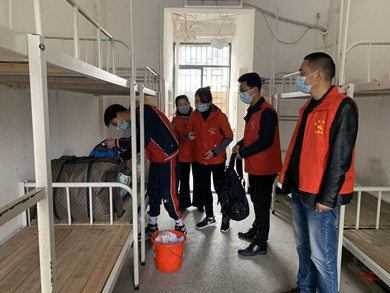 志愿者帮助学生搬行李进寝室_副本.jpg